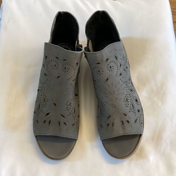 COOLWAY GREY CUTOUT PEEP TOE SHOOTIES. NEW. ZIPPER IS AT INNER ANKLE. - Picture 2 of 9